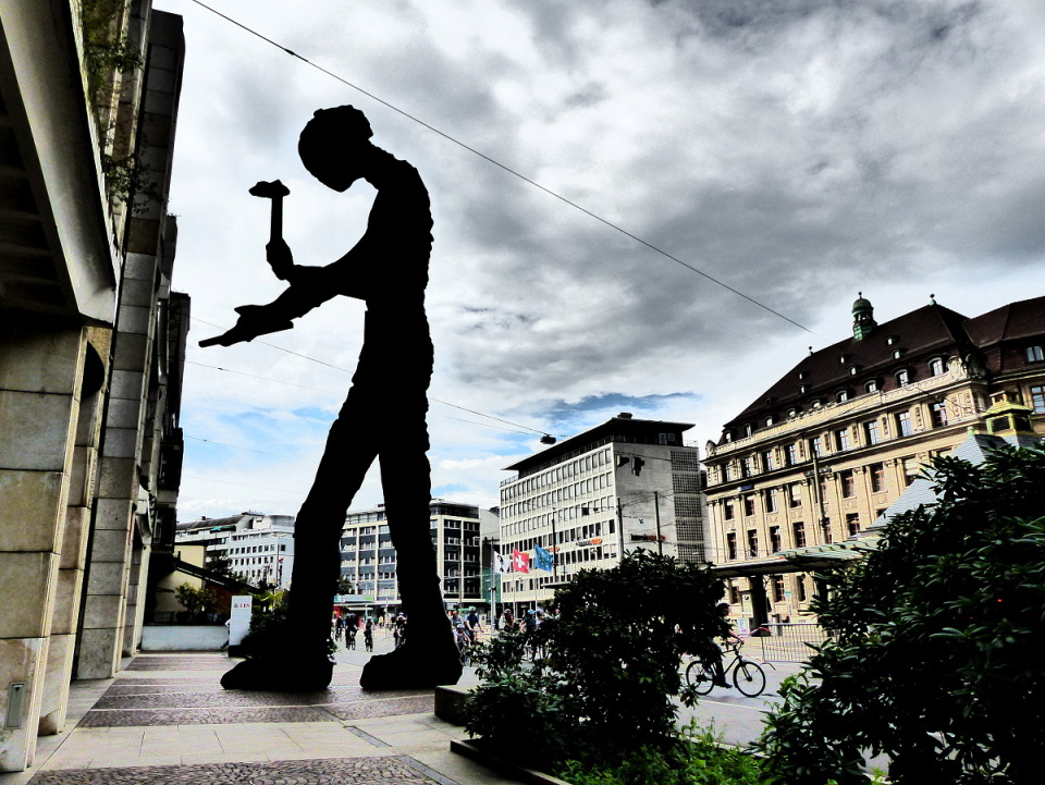 The Hammering Man