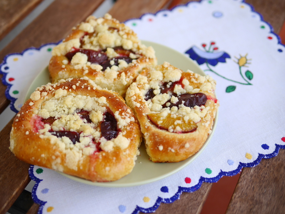Drożdżówki ze śliwkami
