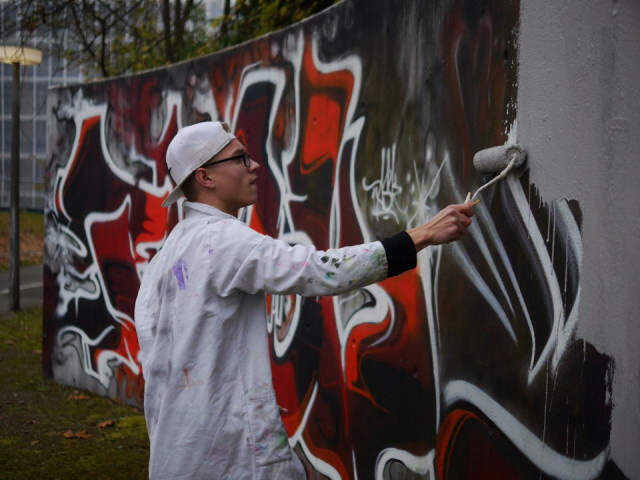  Covering the old graffiti ...