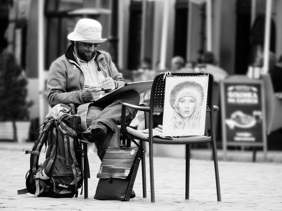 A street portrait artist