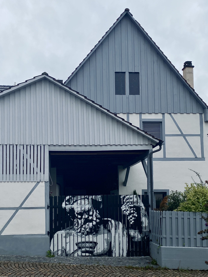 Morning run to an art village
